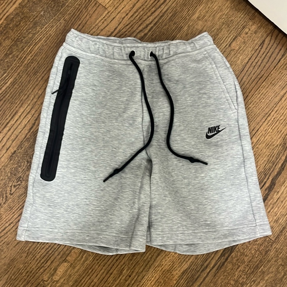 Men’s small Nike tech short dark heather gray